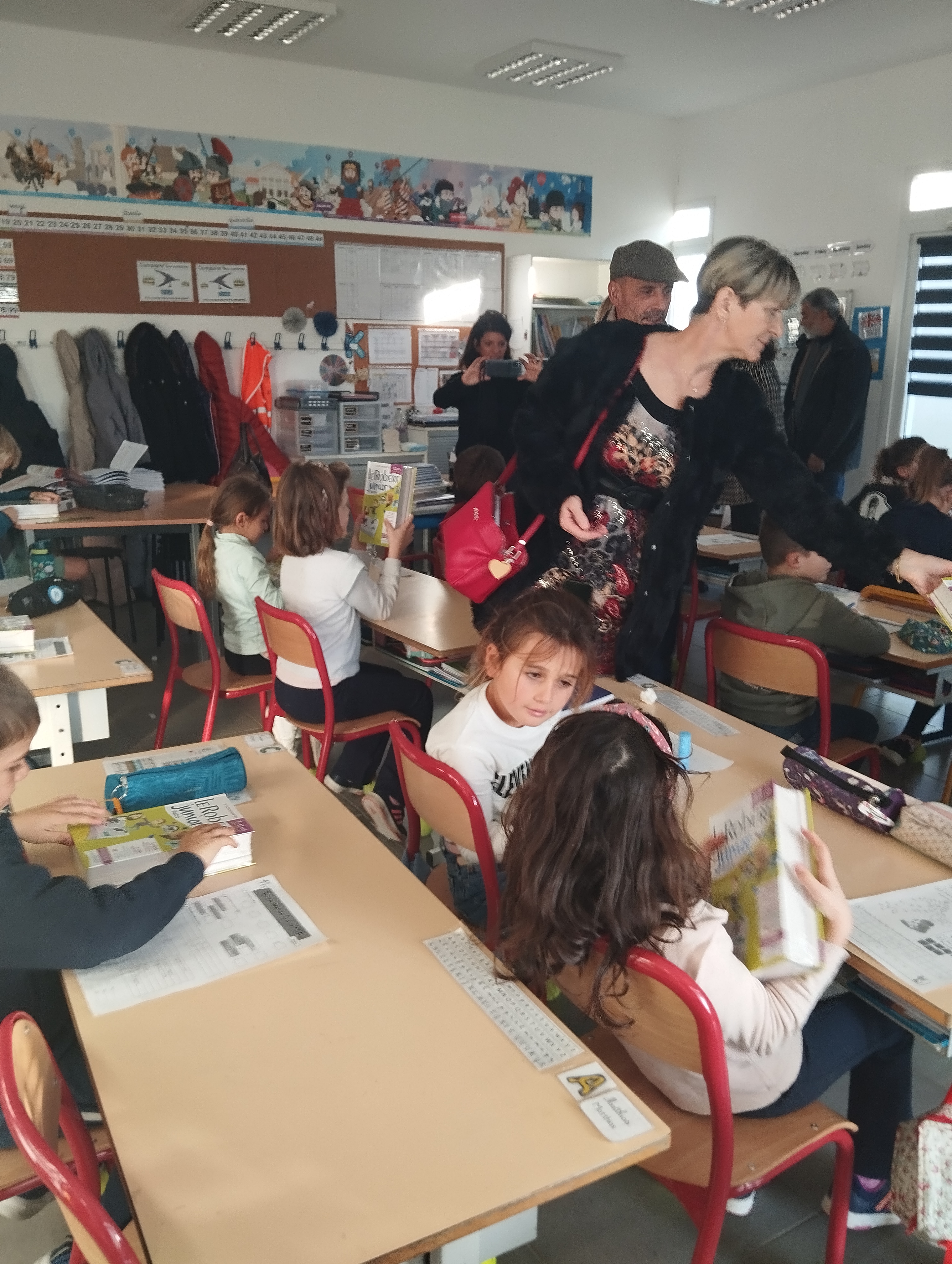 Remise des dictionnaires aux CE1 par monsieur le Maire